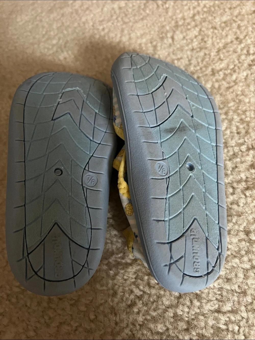 Toddler size 7-8 Kids Pineapple Print Water-Ready Shoes in Yellow and Light Blue
